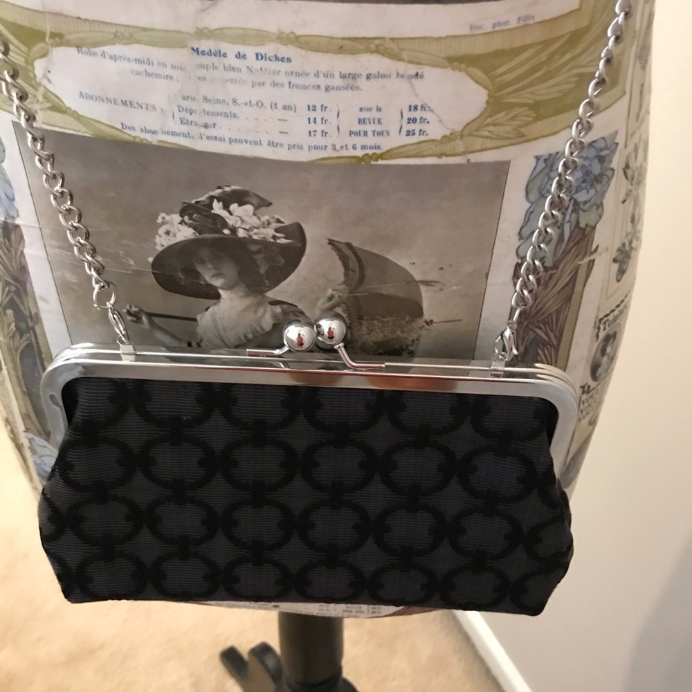 Place clutch with removable silver chain
